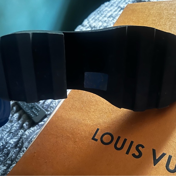 Like new Louis Vuitton booties. Size 8.5 - Picture 3 of 6